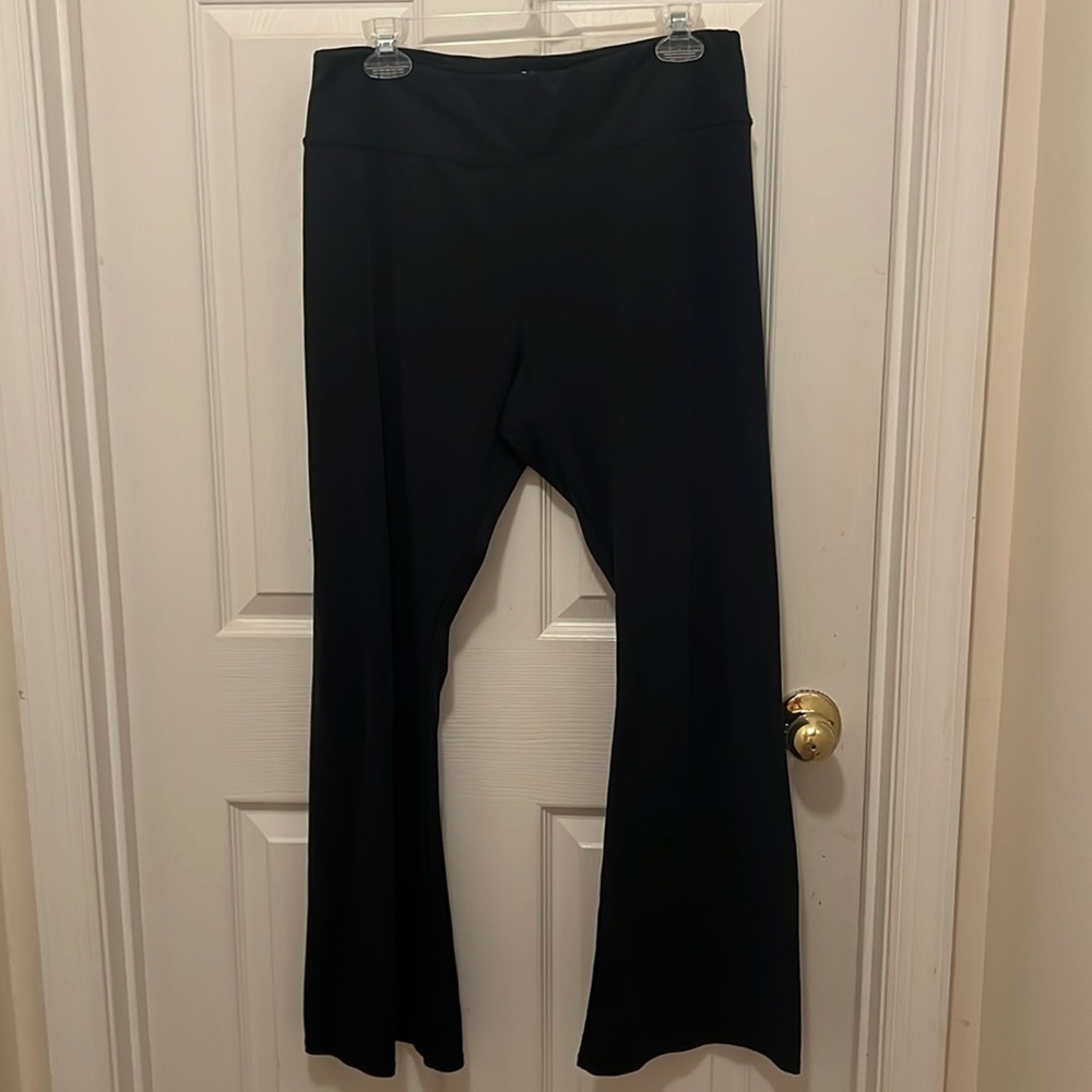 New York and co Women’s black XL bootcut yoga pants